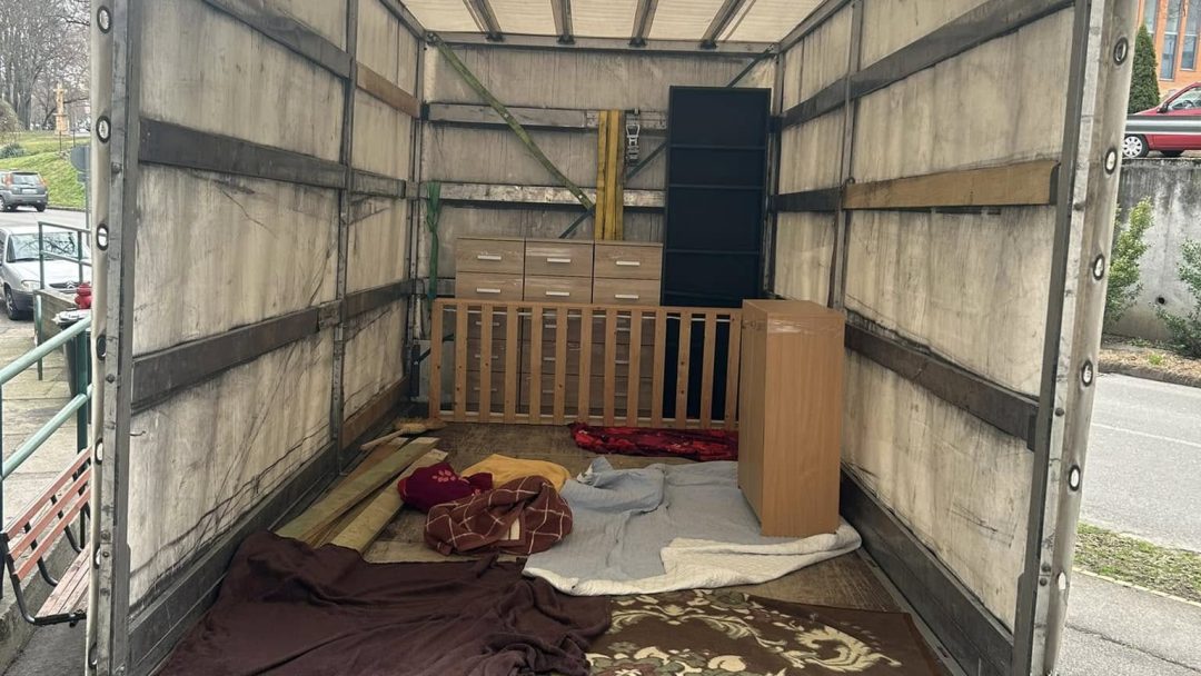 koltoztetes_fuvarozas_tehertaxi._szallitasjpg_2